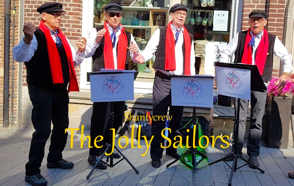 De vier zangers van The Jolly Sailors in zwarte vesten, rode sjaals en schippersmutsen tijdens een optreden