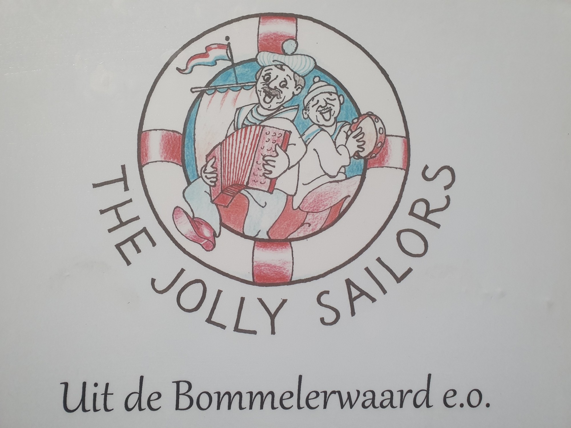 Logo The Jolly Sailors uit de Bommelerwaard e.o.: twee zeelui met accordeon en tamboerijn in een reddingsboei